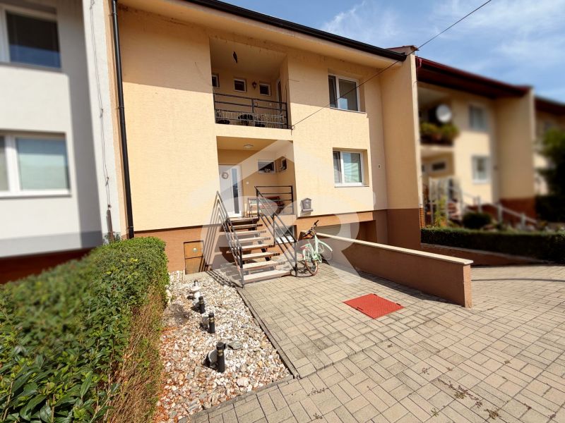 Einfamilienhaus in der Straße Vajka nad Žitavou in Lúčnica nad Žitavou mit Vorgarten und Fahrrad.
