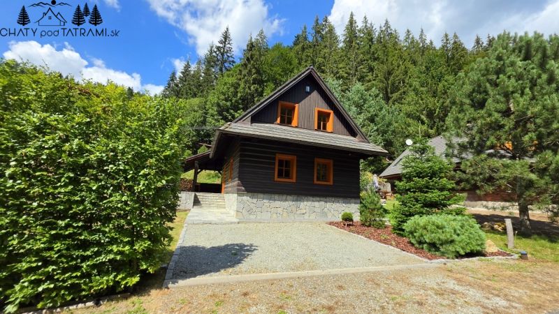 Eine Hütte in Jarabá, umgeben von Wald, natürliche Umgebung und blauer Himmel.