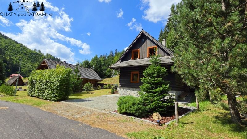 Eine Hütte in Jarabá, umgeben von Bäumen und blauem Himmel in einer Berglandschaft.