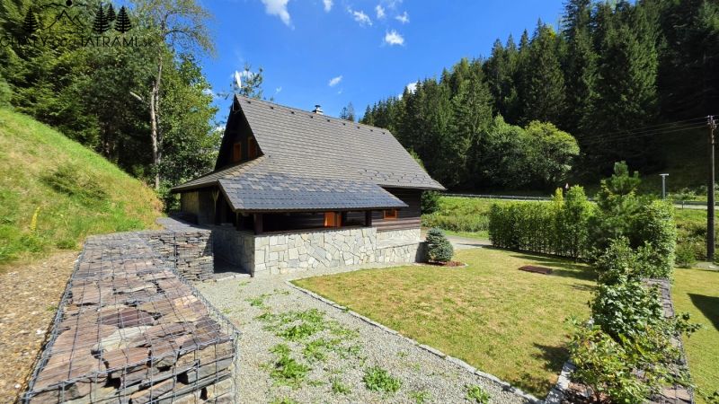 Eine Hütte in Jarabá, umgeben von grünen Wäldern und Steinen am Hang.