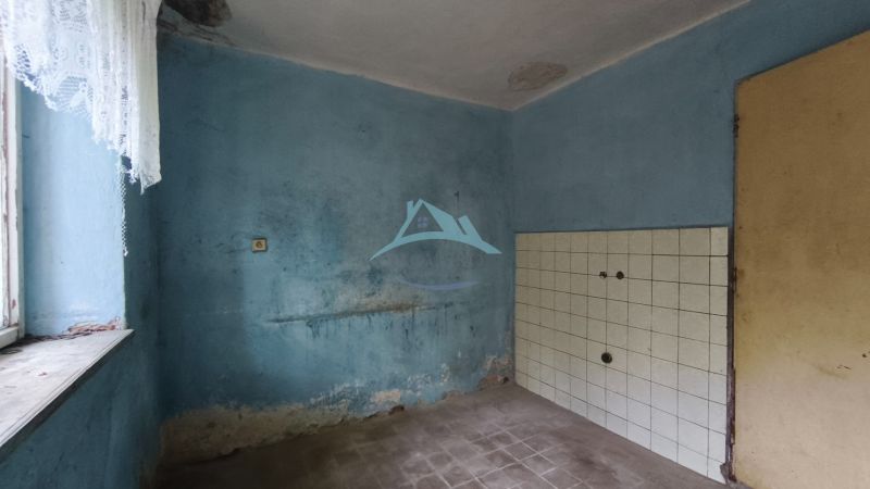 Blaues Zimmer mit weißer Kachelwand in einem Einfamilienhaus.