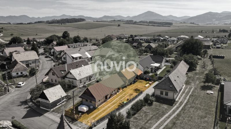 Luftaufnahme von Einfamilienhäusern in Žabokreky, umgeben von Feldern und Bergen.