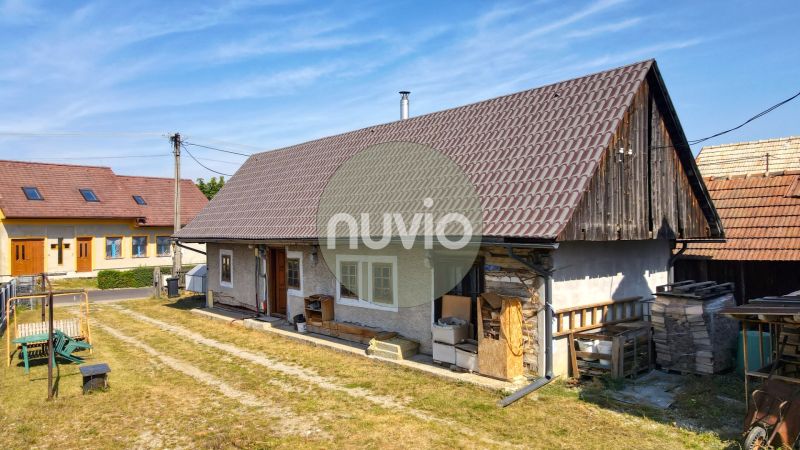 Ein Einfamilienhaus in Žabokreky mit einem großen Dach, Holzelementen und einem Hof.