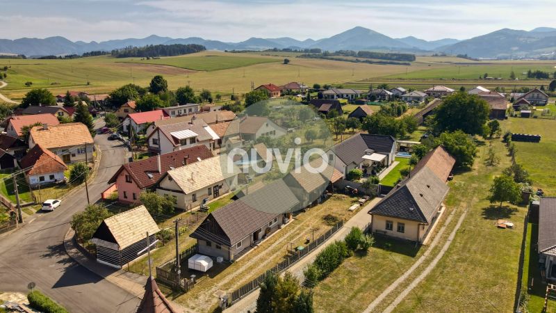 Žabokreky: Panorama von Einfamilienhäusern mit ländlichem Charakter und Hügeln im Hintergrund.