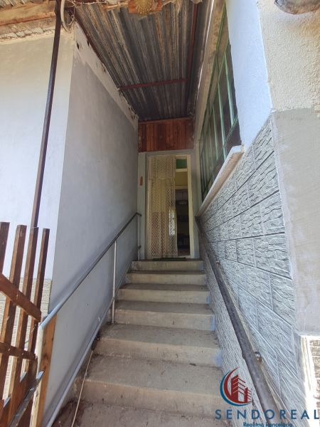 Treppen, die zum Eingang des Einfamilienhauses in Dolné Otrokovce führen, überdacht.