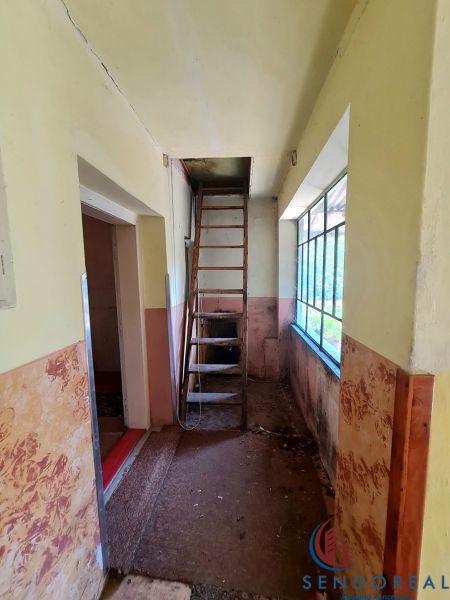 Úzka chodba s rebríkom na povalu v rodinnom dome.  
Schmaler Flur mit einer Leiter zum Dachboden in einem Einfamilienhaus.