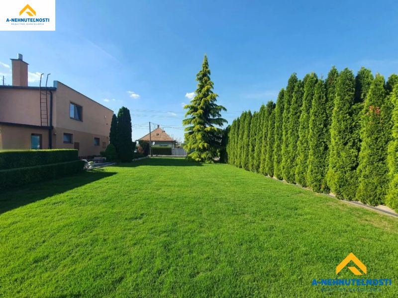 Der Garten mit Rasen in Dolný Štál ist ideal für Grundstücke - Wohnen.