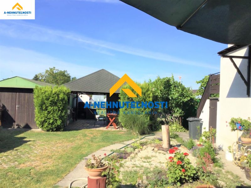 Gartenpavillon und Gartenarbeiten im Garten eines Einfamilienhauses in Veľký Meder.