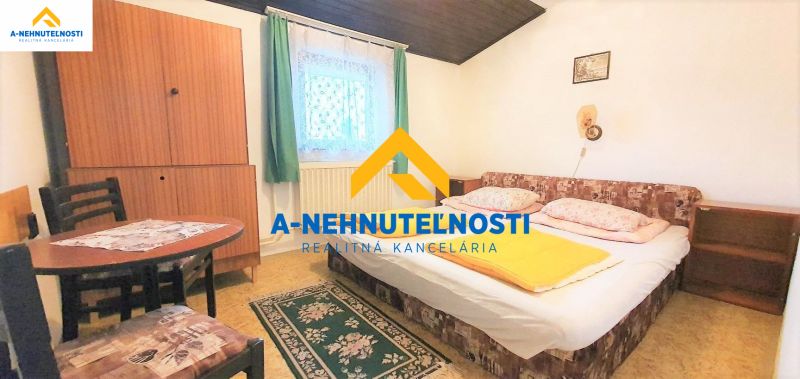 Schlafzimmer in einem Einfamilienhaus mit Teppich, Bett und Holztisch.