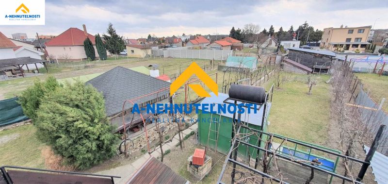 Blick auf den Garten bei einem Einfamilienhaus in Veľký Meder mit Gartenbauten.