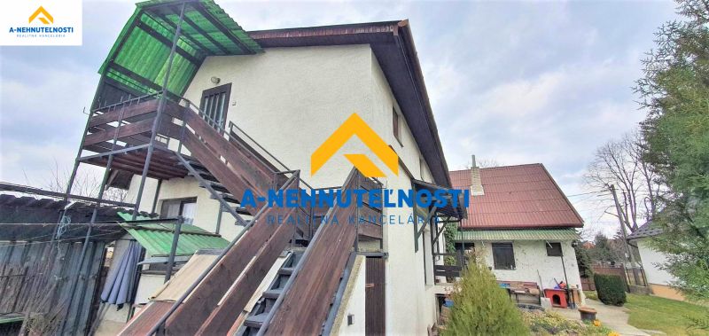 Einfamilienhaus in Veľký Meder mit Außentreppe und Holzgeländer.