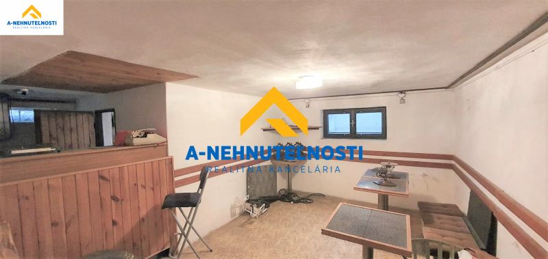 Interieur eines Einfamilienhauses mit Holzverkleidung und Stauraum.