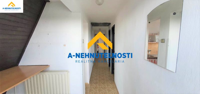Der Flur in einem Einfamilienhaus mit einem Heizkörper und einem Spiegel an der Wand.