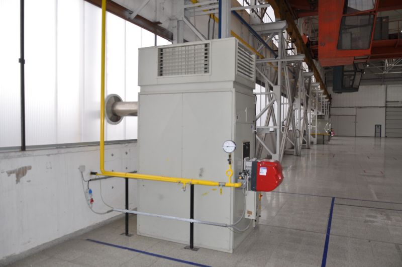 Produktionsräume mit technischer Ausrüstung und Rohrleitungen auf einem Boden mit Holzdekor.
