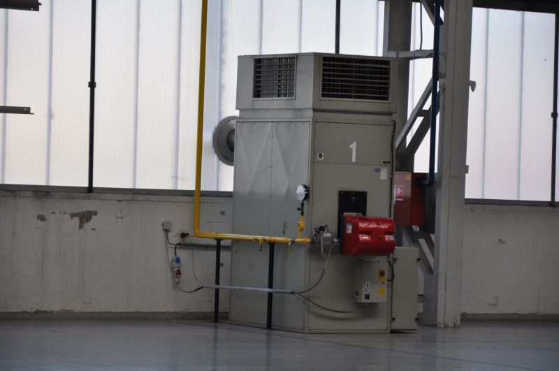 Industriehalle mit technischer Ausrüstung und Metallkonstruktionen in den Produktionsräumen.