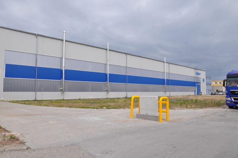 Produktionsräume in der Priemyselna-Straße in Galanta mit blau-grauem Design und einem Lastwagen.