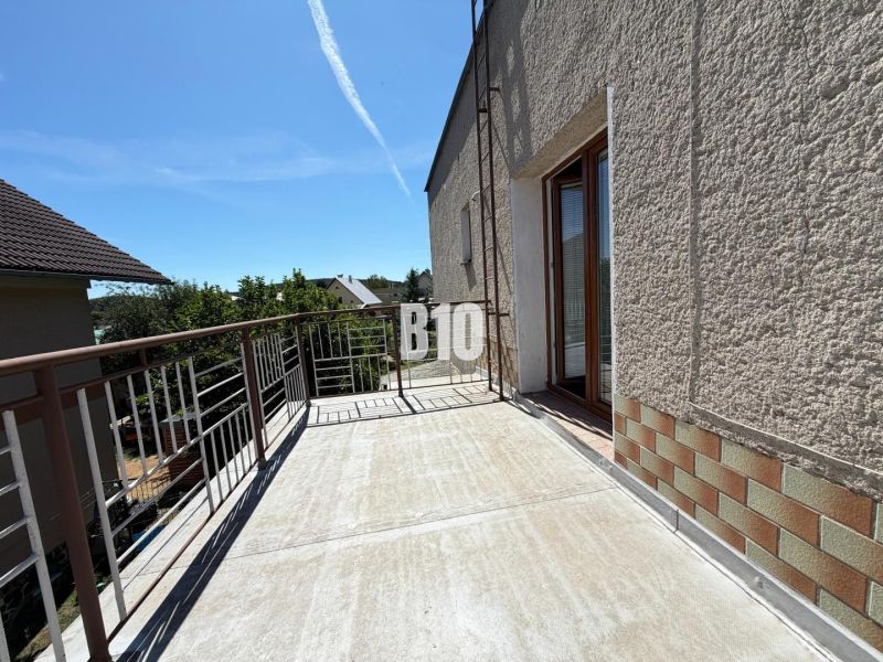 Die Terrasse des Einfamilienhauses in Kláštor pod Znievom mit Blick auf die umliegende Natur.