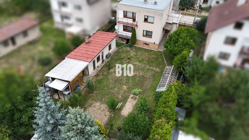 Ein Einfamilienhaus in Kláštor pod Znievom mit einem geräumigen Garten und einem Anbau.