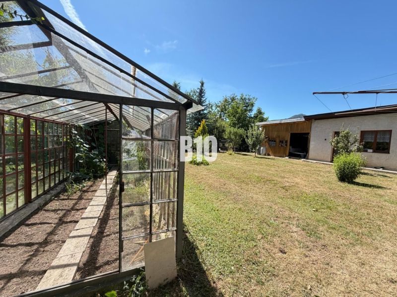 Ein Gewächshaus und ein Garten bei einem Einfamilienhaus in Kláštor pod Znievom auf einem sonnigen Grundstück.