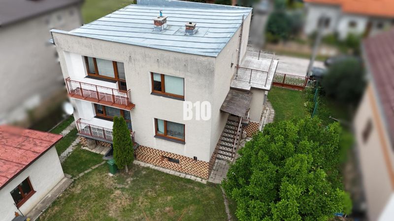 Ein Einfamilienhaus in Kláštor pod Znievom mit Terrasse, zwei Etagen und Garten.