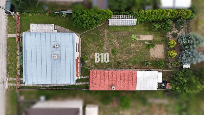 Luftaufnahme eines Einfamilienhauses in Kláštor pod Znievom mit grünem Garten.