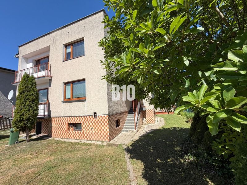 Ein Einfamilienhaus in Kláštor pod Znievom mit Grünflächen und einem Balkon, eingebettet in einen geräumigen Garten.