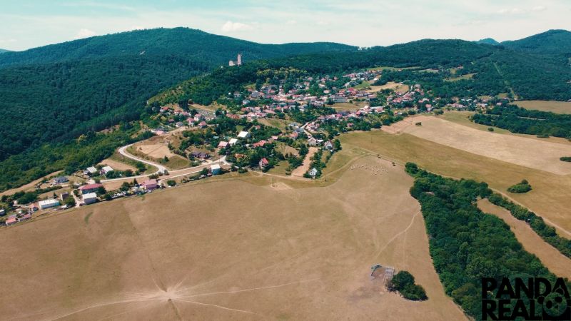 Luftaufnahme von Podhradie mit Einfamilienhäusern und Natur. Grundstücke - Wohnen.