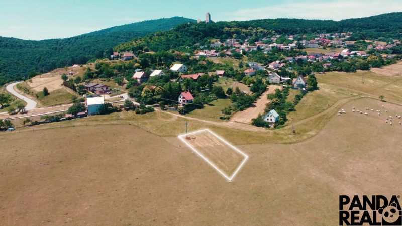 Malerische Landschaft Podhradie, Baugrundstücke eingebettet in grüne Hügel.