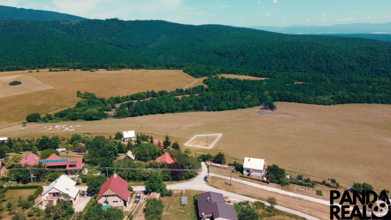 Ländlicher Blick auf Baugrundstücke in Podhradí, umgeben von Wäldern und Wiesen.