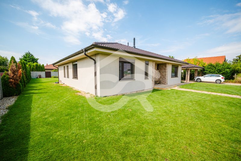 Einfamilienhaus in der Družstevná-Straße in Vráble mit gepflegtem Garten und Parkmöglichkeiten.