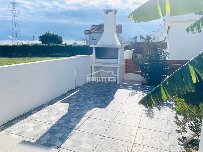 Der Hof des Einfamilienhauses in Yeni Boğaziçi mit Terrasse und Außengrill.