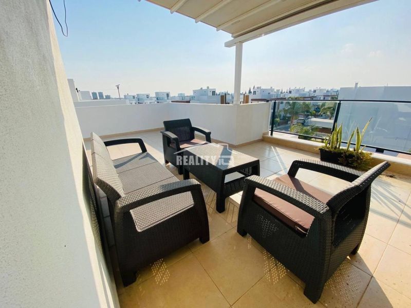 Geräumige Terrasse eines Einfamilienhauses mit Aussicht in Ynai Boğaziçi, mit bequemen Rattansitzmöbeln.