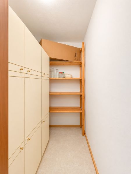 Stauraum in einer 4-Zimmer-Wohnung mit Regalen und einem Schrank für saisonale Dinge.