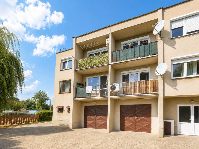 Wohnhaus für eine 4-Zimmer-Wohnung in Jahodná mit Balkonen und Satellitenschüsseln.