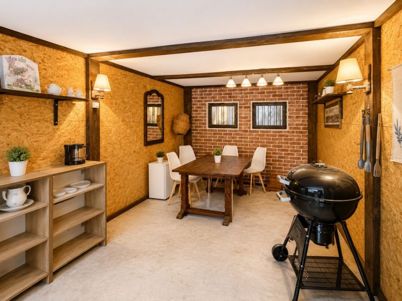 Esszimmer in einer 4-Zimmer-Wohnung mit Ziegelwand, Deckenlampen und Grill.