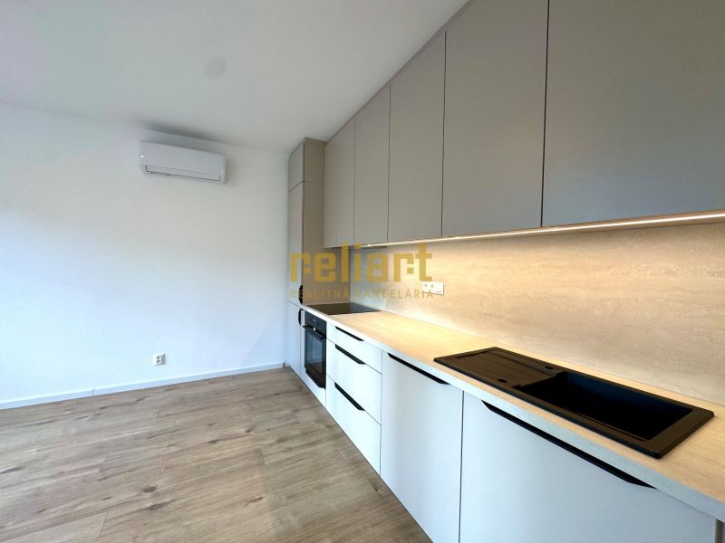 Küche mit Holzboden in einer 3-Zimmer-Wohnung.