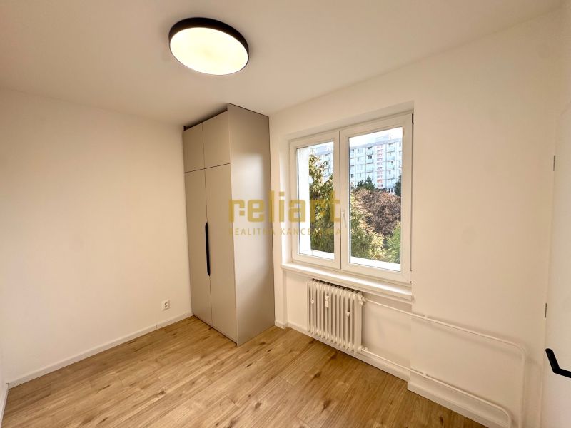 Ein Zimmer in einer 3-Zimmer-Wohnung mit Holzboden und Einbauschrank.