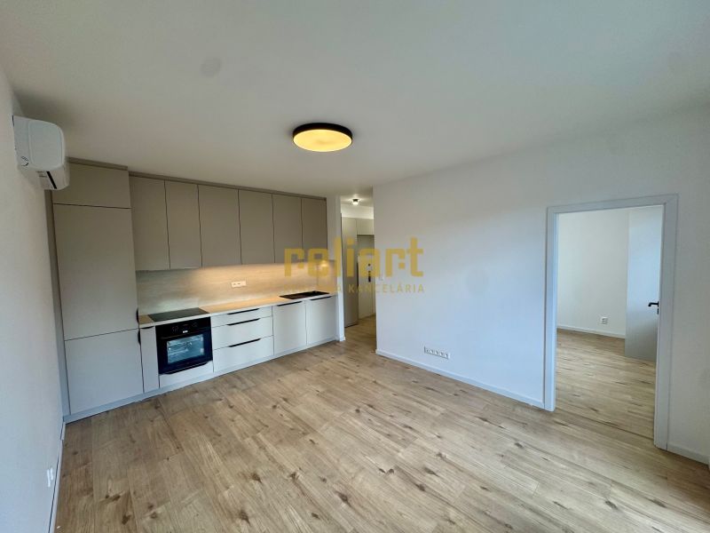 Innenraum einer 3-Zimmer-Wohnung mit Küche und Holzboden.