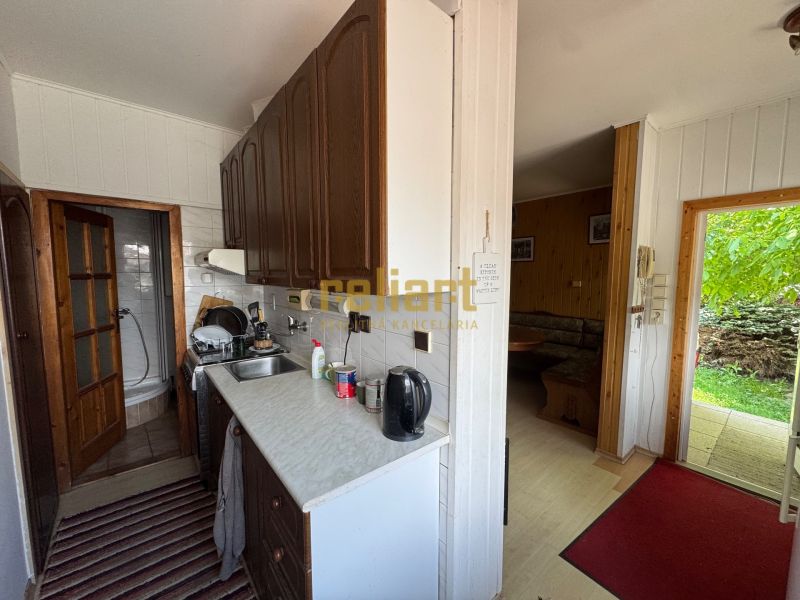 Küche in einem Einfamilienhaus mit Badezimmer, Wohnzimmer und Blick in den Garten.