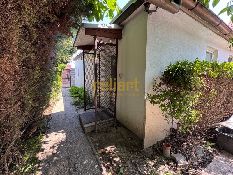 Einfamilienhaus in der Senna-Straße in Bratislava - Ružinov, seitlicher Garten mit Gehweg.