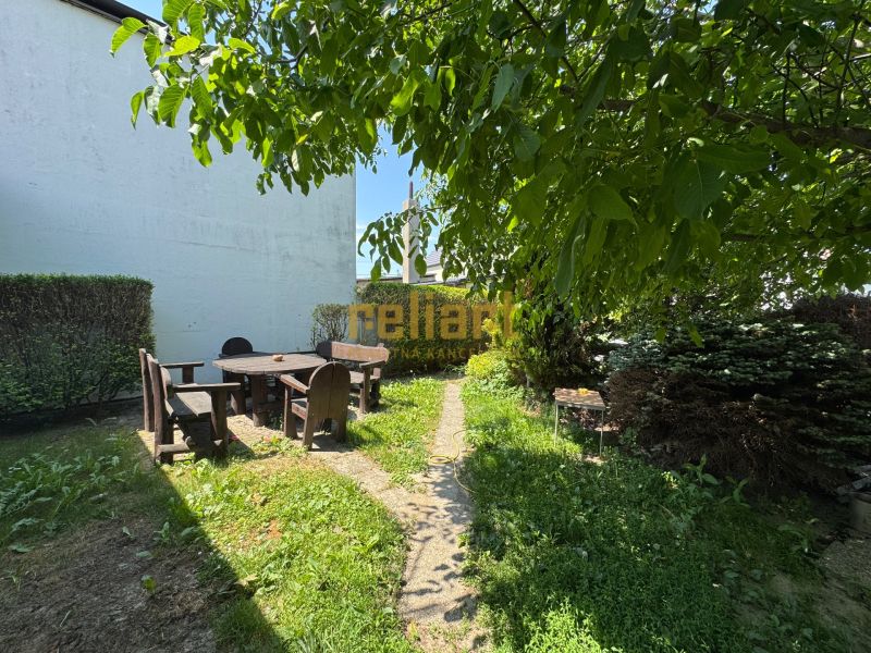 Der Garten des Einfamilienhauses in der Senna-Straße in Bratislava - Ružinov, mit einer Sitzgelegenheit im angenehmen Schatten.