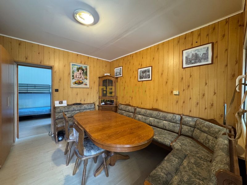 Essbereich in einem Einfamilienhaus mit Holzboden und rustikalen Möbeln.