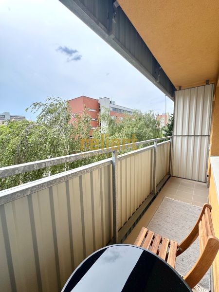 Balkon einer Einzimmerwohnung in der Sekurisova-Straße in Bratislava - Dúbravka mit Blick auf das Grün.