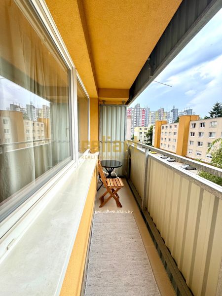 Balkon mit Sitzgelegenheit in der Sekurisova-Straße in einer 1-Zimmer-Wohnung in Bratislava - Dúbravka.