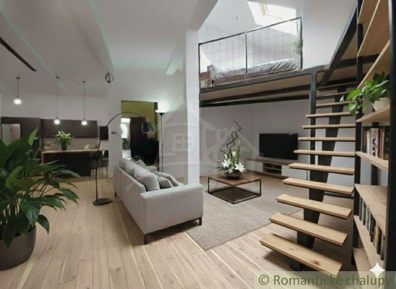 Wohnzimmer in einem Einfamilienhaus mit Obergeschoss, Holzboden und Treppe.