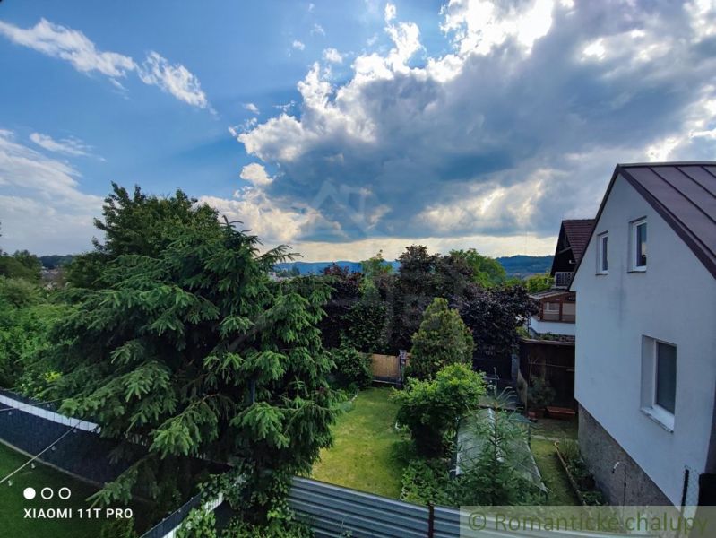 Ein Einfamilienhaus in Banská Bystrica mit einem großen Garten, umgeben von Grün und Bäumen.