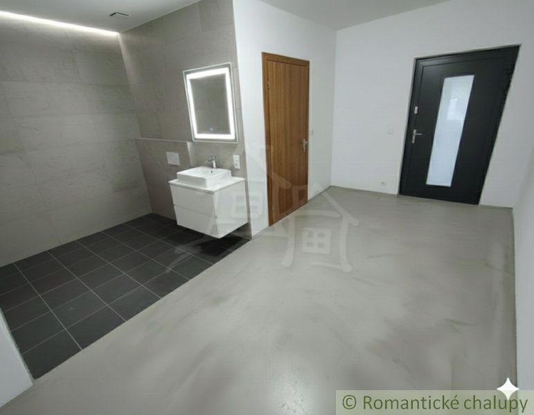 Badezimmer mit Waschbecken und Spiegel im Einfamilienhaus.