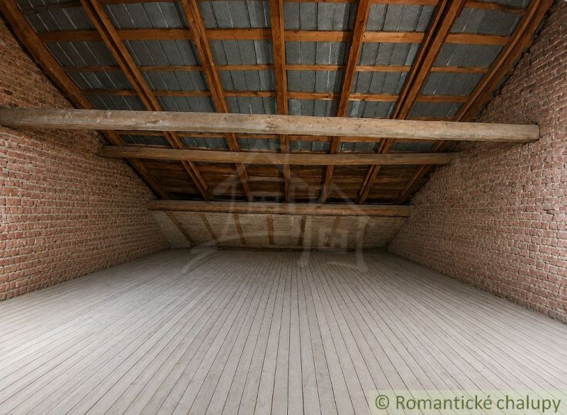 Ein Dachbodenraum mit Holzbalken, Ziegelwänden und einem Boden in Holzoptik.