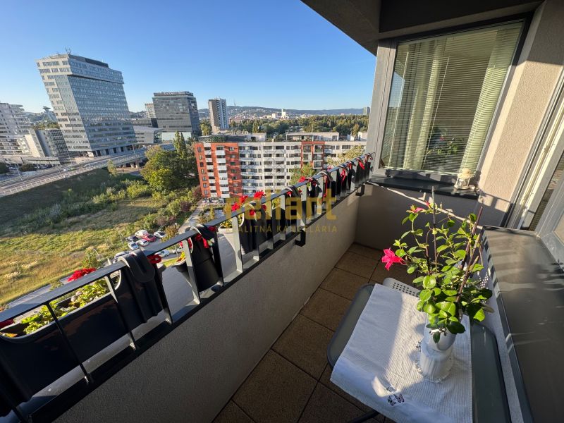 Balkon mit Pflanzen und Blick auf die Bosákova-Straße, Bratislava - Petržalka.