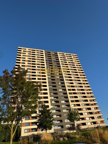 Hochhaus in der Bosákova-Straße in Bratislava - Petržalka, umgeben von Grünflächen.